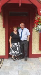 Ein Mann und eine Frau stehen vor einer Tür in der Unterkunft Ilenroy House in Skibbereen