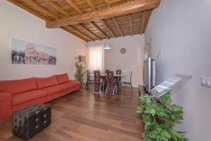 sala de estar con sofá rojo y mesa en L'Olimpo di Estia, en Roma