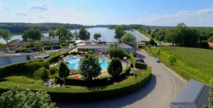 Afbeelding uit fotogalerij van Domaine Les Nids du Lac in Sanchey