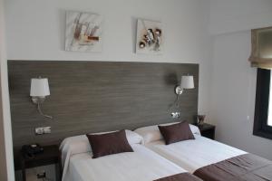 Кровать или кровати в номере Suites Coruña