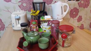 Příslušenství pro přípravu čaje a kávy v ubytování Panda Guesthouse
