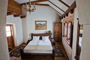 Llit o llits en una habitació de Halasi Pince Panzió
