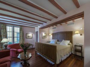 Postel nebo postele na pokoji v ubytování Hotel Las Casas de la Judería