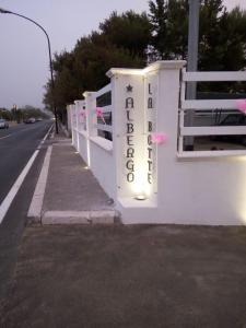 ein weißer Zaun an der Straßenseite in der Unterkunft Albergo Labotte in Vieste