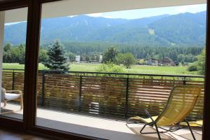 einen Balkon mit Bergblick in der Unterkunft Apartment Plan Corones in Bruneck