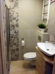 Kúpeľňa v ubytovaní Apartament Hawrań Murzasichle Apartamenty Murzasichle PL