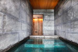 een kamer met een zwembad met water en een deur bij Akelarre - Relais & Châteaux in San Sebastian