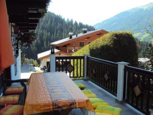 einen Balkon mit einem Tisch und Bergblick in der Unterkunft Fürstenhof in Alpbach