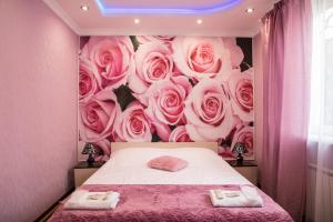 モスクワにあるLadomir v Borisovoのピンクのバラの壁画が飾られたベッドルーム