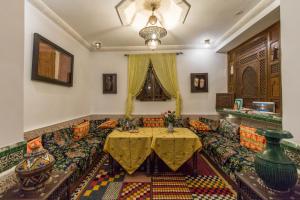 A restaurant or other place to eat at Dar Fes Medina