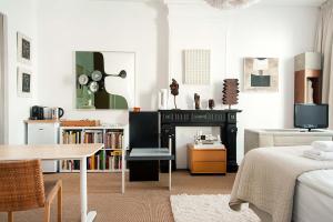 a living room with a table and a fireplace at The Market Retreat in Amsterdam