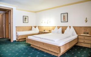 En eller flere senge i et værelse på Hotel Kristall