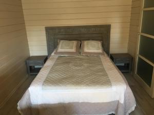 מיטה או מיטות בחדר ב-chalet golfe de st tropez