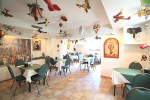 a restaurant with tables and chairs in a room at Hotel Zu den Linden in Dresden