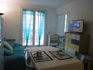 a living room with a table and a couch at residence parc de pontaillac in Vaux-sur-Mer