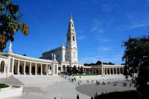 ein großes Gebäude mit einem Turm darauf in der Unterkunft Coração de Fatima Boutique Hotel in Fátima