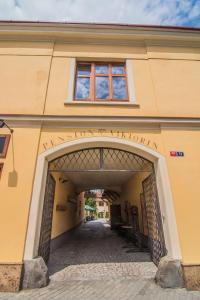 een toegang tot een gebouw met een bord dat het vakantiedorp leest bij Pension Viktorin in Poděbrady