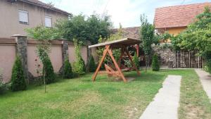 un columpio de madera en el patio de una casa en Sima en Berehove