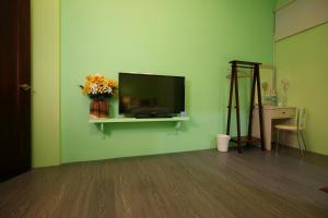 TV a/nebo společenská místnost v ubytování Xincheng Old Street B&B
