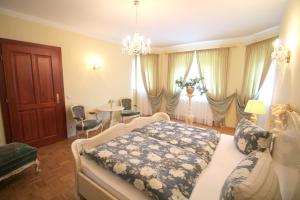 um quarto com uma cama, uma mesa e cadeiras em Hotel-Appartement-Villa Ulenburg em Dresden