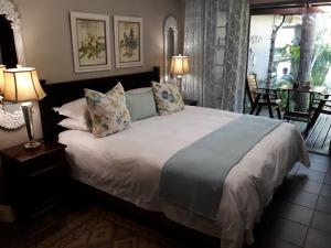 um quarto com uma cama grande e uma varanda em The Sandpiper em St. Lucia