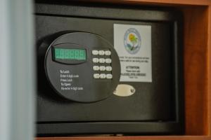 um micro-ondas com um relógio digital em Bay Palms Waterfront Resort - Hotel and Marina em St. Pete Beach