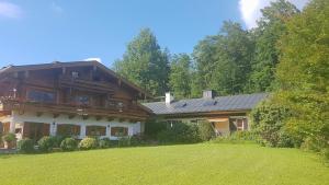 ein großes Holzhaus mit großem Hof in der Unterkunft Ferienwohnungen Haus Sonnenwinkel in Oberschönau Eins