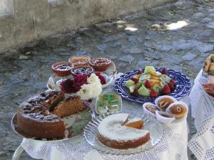 uma mesa com bolos e outras sobremesas em Vila Maria em Castelo de Vide