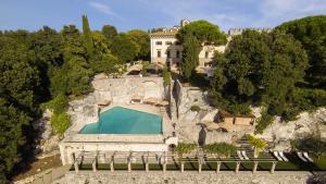 Luftaufnahme einer Villa mit Swimmingpool in der Unterkunft Borgo Pignano Volterra Tuscany in Pignano