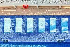 cerca de una piscina azul en Indico Rock Hotel Mallorca - Adults Only, en Playa de Palma