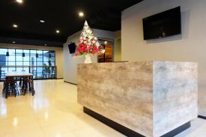 Una televisión o centro de entretenimiento en Livinn Hostels Gubeng Station Surabaya