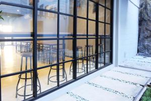 Un balcón o terraza en Livinn Hostels Gubeng Station Surabaya