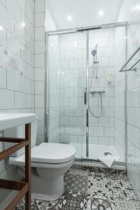 ein Bad mit einem WC und einer Dusche in der Unterkunft Florella Marceau Apartment in Cannes