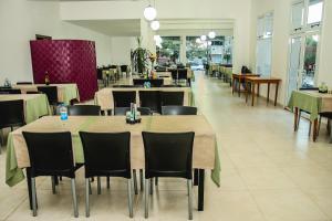 un comedor con mesas y sillas en un restaurante en Hotel Ciudad del Sol en Termas de Río Hondo