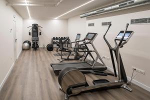 The fitness centre and/or fitness facilities at Casagrand Luxury Suites Barcelona