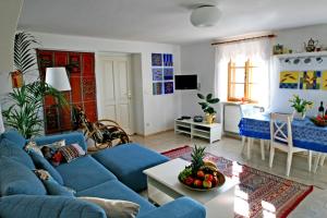 Ferienhaus Thayahof في فايدهوفين أن دير تايا: غرفة معيشة مع أريكة زرقاء وطاولة