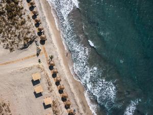 una vista aérea de una playa con sillas y el océano en OKU Kos, en Marmari
