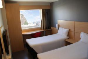 Postel nebo postele na pokoji v ubytování ibis Copacabana Posto 5