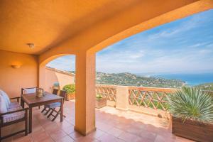 balcón con mesa y vistas al océano en Flateli Begur, en Begur