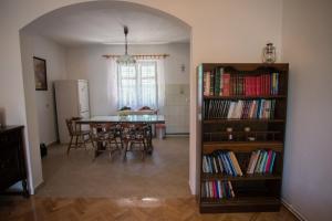 ein Wohnzimmer mit einem Tisch und einem Bücherregal in der Unterkunft Apartment Bibo in Grubine