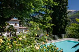 Bazén v ubytování Agriturismo Maso Lizzone nebo v jeho okolí