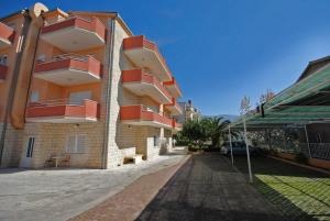 un edificio con balcones rojos en su lateral en Rooms Ana en Split