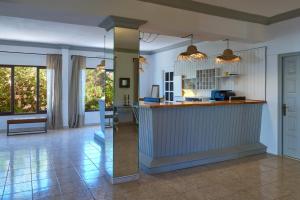 uma cozinha com um bar numa sala de estar em Hotel Flamingo em Es Cana