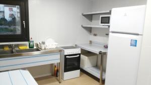 A kitchen or kitchenette at Albergue de Benabarre-CALUMET