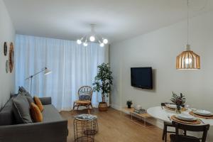 sala de estar con sofá y mesa en MYA home General Vives, en Las Palmas de Gran Canaria