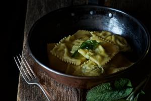 eine Schüssel mit Ravioli und einer Gabel in der Unterkunft Agriturismo Il Passeggere in Bruscoli