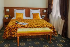 a bed room with a large bedspread and pillows at Abakan Hotel in Abakan