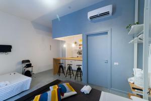 サレルノにあるCapofortuna B&B Salerno Centroの青い部屋(ベッド1台、キッチン付)