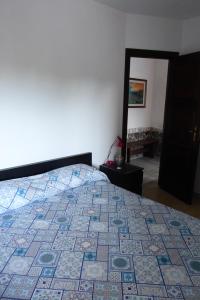 Un pat sau paturi într-o cameră la Appartamento Confortevole I 3 cocos