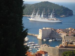 een groot cruiseschip in een haven met boten bij Apartments Villa Kosović in Dubrovnik